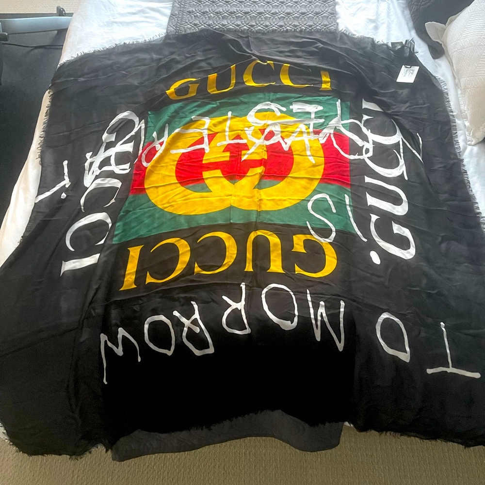 Gucci black shawl 140x140cm